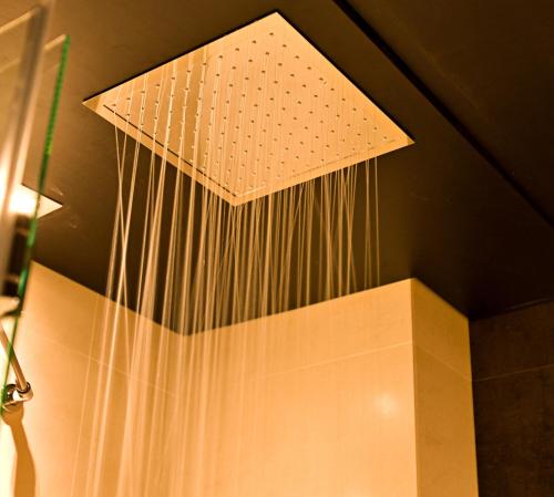 a light fixture hanging from the ceiling in a bathroom at Hotel Barrameda in Sanlúcar de Barrameda
