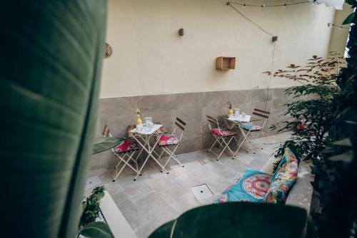 una vista aérea de una habitación con mesas y sillas en Dimora Fantasia Charme B&B, en Bari