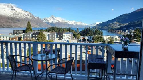 a table and chairs on a balcony with a view at Lakeview with amazing Rooftop with 10mins walk to town镇上湖景三室套房 in Queenstown