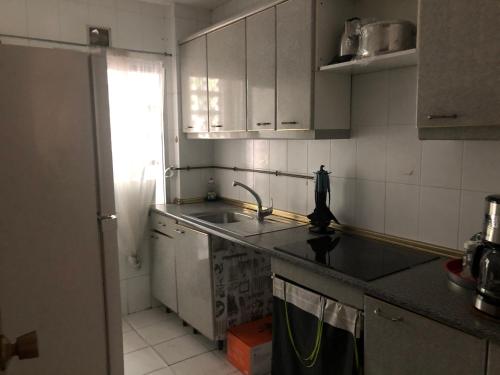 a small kitchen with a sink and a refrigerator at Asia in Alcalá de Henares