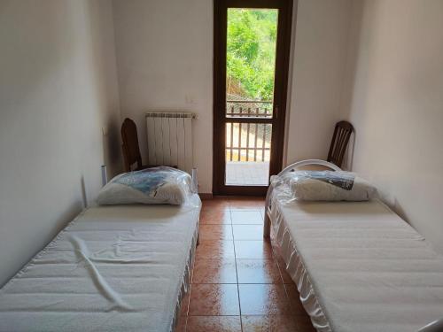 2 Betten in einem Zimmer mit Fenster in der Unterkunft Casa Vacanze Palena Adventures in Palena