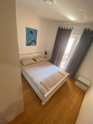un dormitorio con una cama y una ventana en Apartman Mrdic, en Trebinje