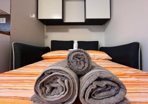 A bed or beds in a room at Grazioso Appartamento a 10 min da MXP