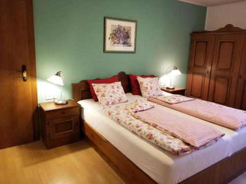 ein Schlafzimmer mit einem Bett mit zwei Kissen darauf in der Unterkunft Trippolthof in Prebl