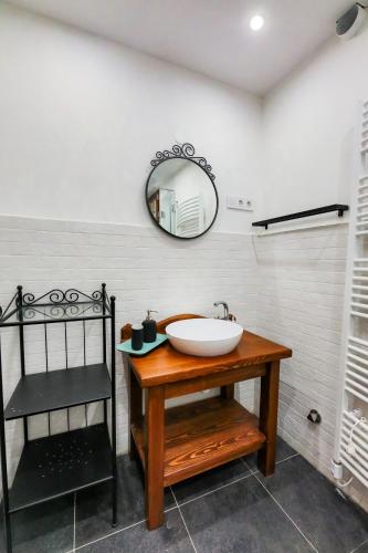 a bathroom with a sink and a mirror at Kisleshegy Balatonudvari Vendégház in Balatonudvari