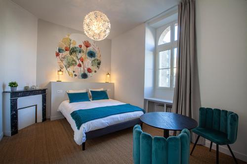 Una cama o camas en una habitación de Confidences Escale à Brissac