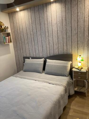 1 dormitorio con 1 cama con cabecero de madera en dorshaouse en Civitavecchia