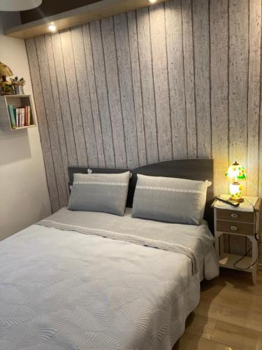 Tempat tidur dalam kamar di dorshaouse