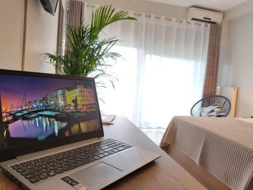 TV a/nebo společenská místnost v ubytování Greg's Home Volos