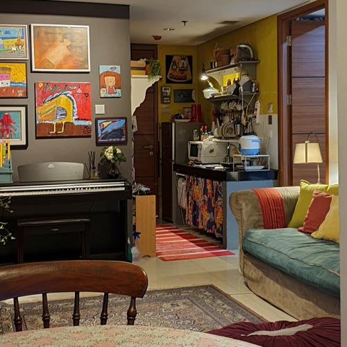 - un salon avec un canapé et un piano dans l'établissement 1010 - Bohemian Apartment, à Bandung