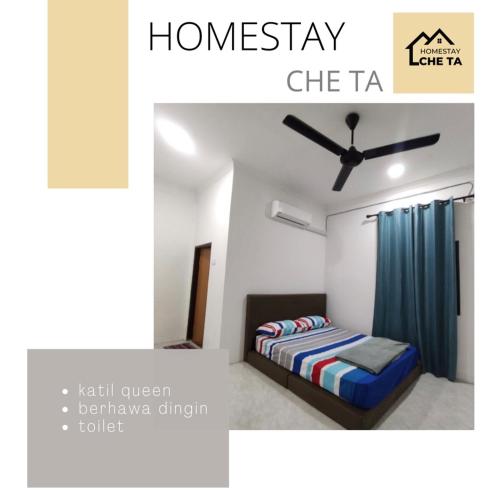 - une chambre avec un lit et un rideau bleu dans l'établissement HOMESTAY CHE TA TERENGGANU, à Kuala Terengganu