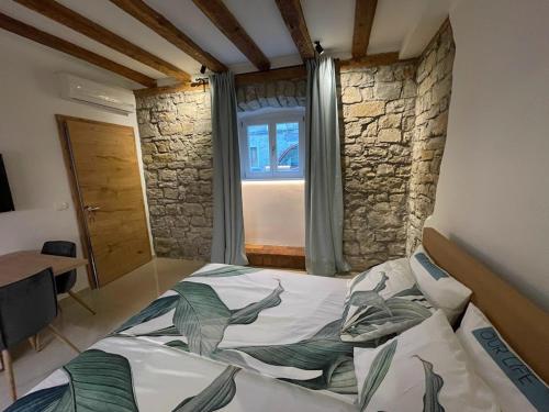 um quarto com uma cama em um quarto com janela em Eco Sea Residence em Piran