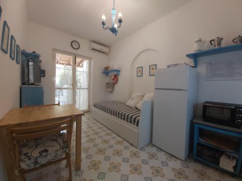 cocina con nevera y mesa en una habitación en R9, en Vulcano