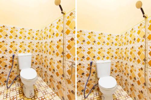 zwei Bilder eines Badezimmers mit WC darin in der Unterkunft OYO 90900 Pagi Sore Residence in Padang