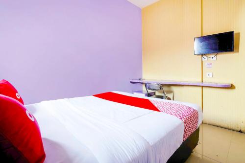 מיטה או מיטות בחדר ב-OYO 91299 Violet Guest House