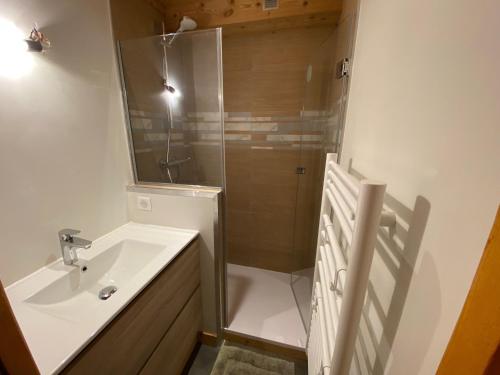 une salle de bain avec un lavabo et une douche dans l'établissement Appartement cosy au cœur de La Clusaz - 6 pers, balcon et garage, proche commerces et ski. - FR-1-459-32, à La Clusaz