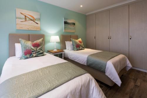 duas camas num quarto de hotel com em Pinnacle Point 2-bedroom self-catering apartment em Mossel Bay