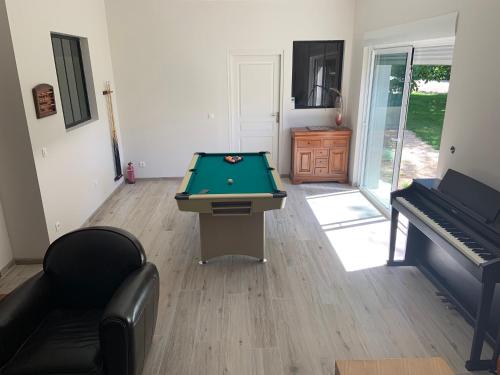 Τραπέζι μπιλιάρδου στο La Parenthèse du Champion Gite 4 étoiles, 5 chambres, piscine, spa, sauna