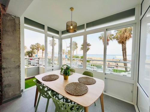 Rõdu või terrass majutusasutuses Malagueta beach I & Private Terrace by ELE Apartments