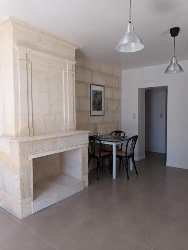 un salon avec une cheminée et une table avec des chaises dans l'établissement MAISON avec 2 logements indépendants, à Gauriac