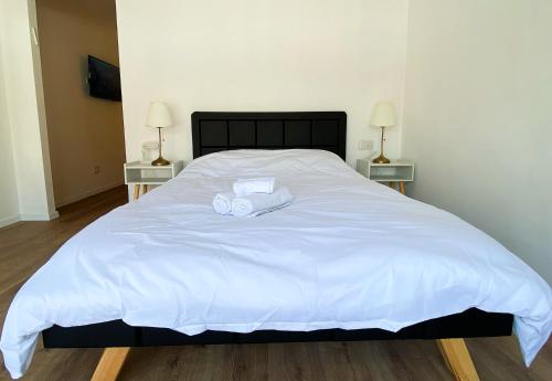 Ένα ή περισσότερα κρεβάτια σε δωμάτιο στο Lev Florentin Apartments
