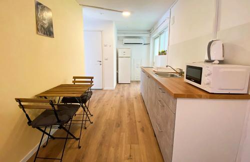 Η κουζίνα ή μικρή κουζίνα στο Lev Florentin Apartments