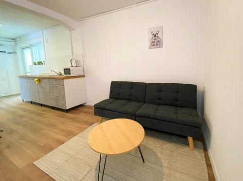 Η κουζίνα ή μικρή κουζίνα στο Lev Florentin Apartments