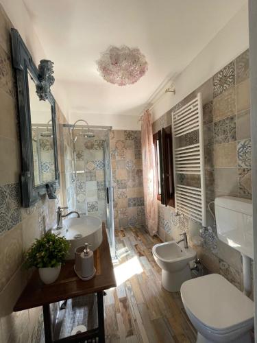 a bathroom with two sinks and a toilet and a mirror at La Bricola in Cavallino-Treporti