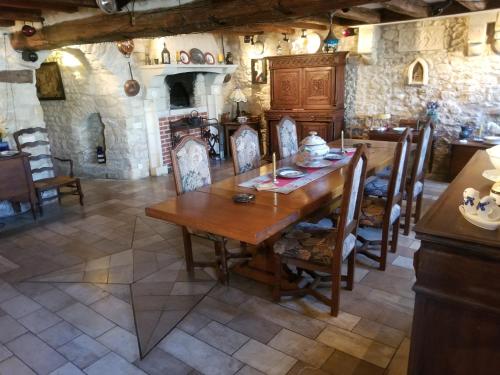 une salle à manger avec une table et des chaises en bois dans l'établissement Chambre Chenonceau equitation, à Civray-de-Touraine