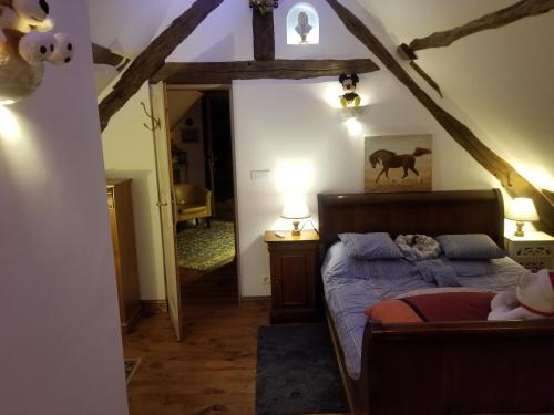 - une chambre avec un lit et une photo de cheval sur le mur dans l'établissement Chambre Chenonceau equitation, à Civray-de-Touraine