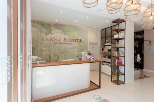 Area lobi atau resepsionis di Lanna Bonita Boutique Hotel