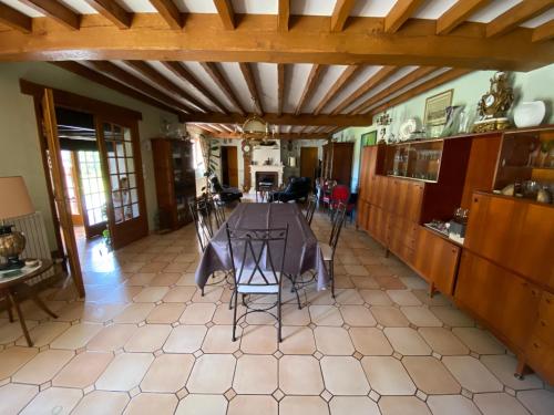 - une cuisine avec une table et des chaises dans la chambre dans l'établissement La pommeraie76, à Saint-Ouen-sous-Bailly