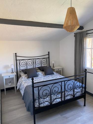 A bed or beds in a room at La Bastide de Jean Maison de charme dans un domaine equestre privé
