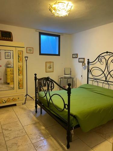 una camera con un letto verde di La casa dei caprioli appartamento in casale a Montepulciano