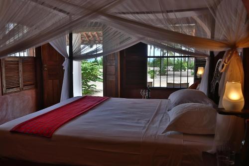 Un pat sau paturi într-o cameră la Kijongo Bay Beach Resort
