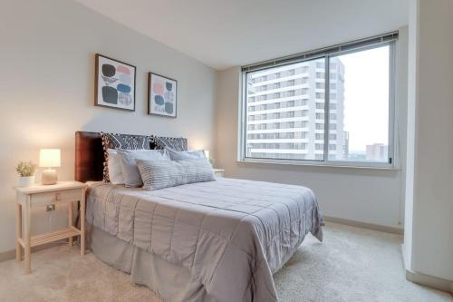 Giường trong phòng chung tại Wonderful 2BR Apartment at Crystal City