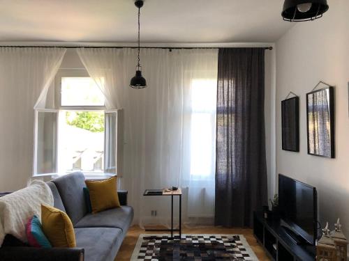 George's Studio Apartment