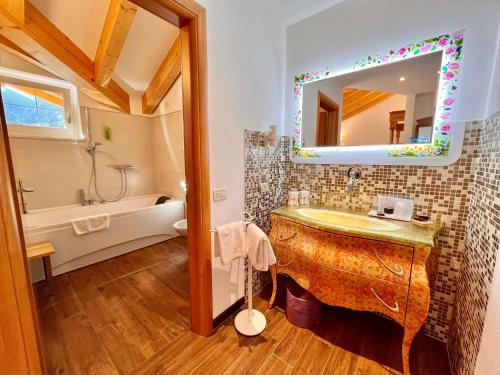 Koupelna v ubytování Alledolomiti Boutique Lake Hotel - Adults friendly