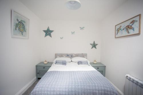Un pat sau paturi într-o cameră la Lovely 3-Bedroom Apartment with Stunning Sea Views