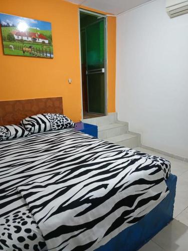 een slaapkamer met een bed met zebraprint in een kamer bij HOTEL CASA XION in Neiva