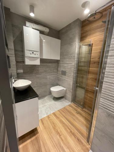 łazienka z toaletą, umywalką i prysznicem w obiekcie Apartament blisko kolejki na Skrzyczne w Szczyrku