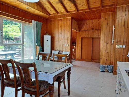 - une salle à manger avec une table et des chaises dans l'établissement Namhae German Village Johannes, à Namhae