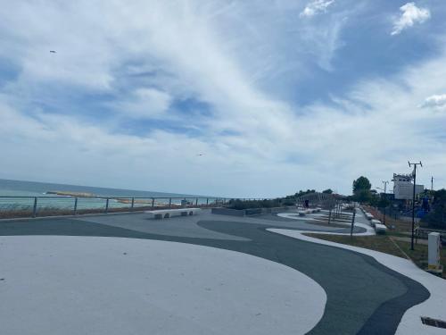 an empty street with a view of the ocean at Vila Eric in Eforie Sud