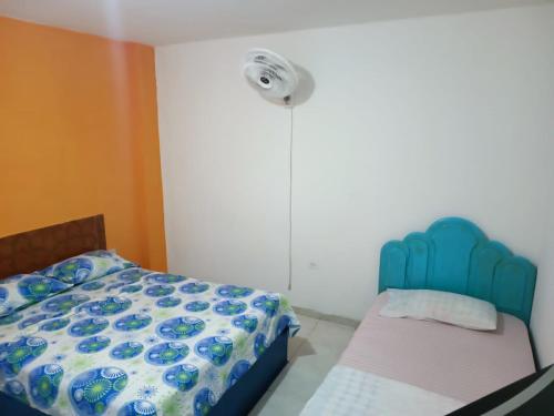 een kleine slaapkamer met een bed en een kleine bank bij HOTEL CASA XION in Neiva