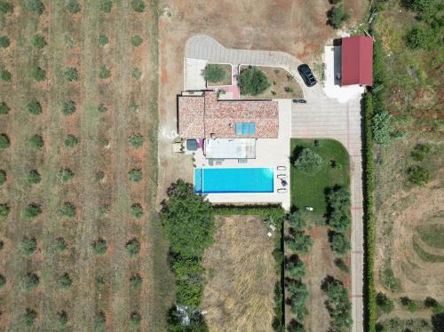 z góry widok na dom z basenem w obiekcie Villa Absolute privacy w mieście Novigrad