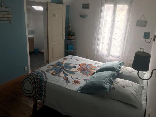 a bedroom with a bed with pillows and a window at Chambre Chez L'HABITANT en Centre Ville in Pont-Audemer