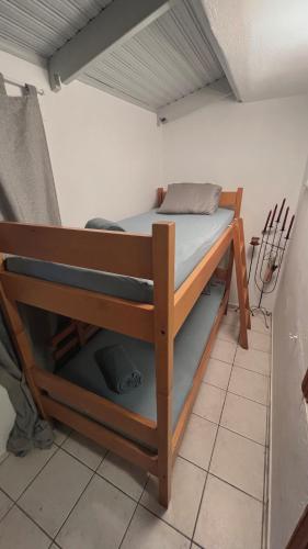 a bunk bed in the corner of a room at Su Casa KEA in Korissia