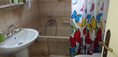 Bilik mandi di PANOS HOUSE