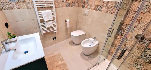 ein Bad mit einem WC, einem Waschbecken und einer Dusche in der Unterkunft La Casetta del Vicolo in Narni