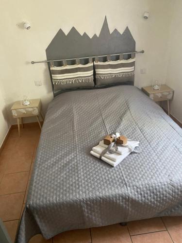 - un lit gris avec un plateau de nourriture dans l'établissement Un duplex pour 4 personne résidence de vacances, à Arles